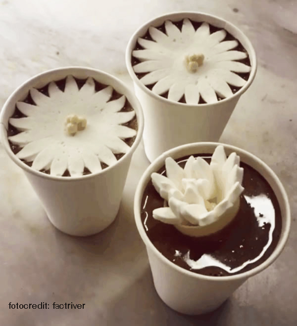 transformational food design - De marshmallow bloem komt tot bloei in de warme chocolademelk